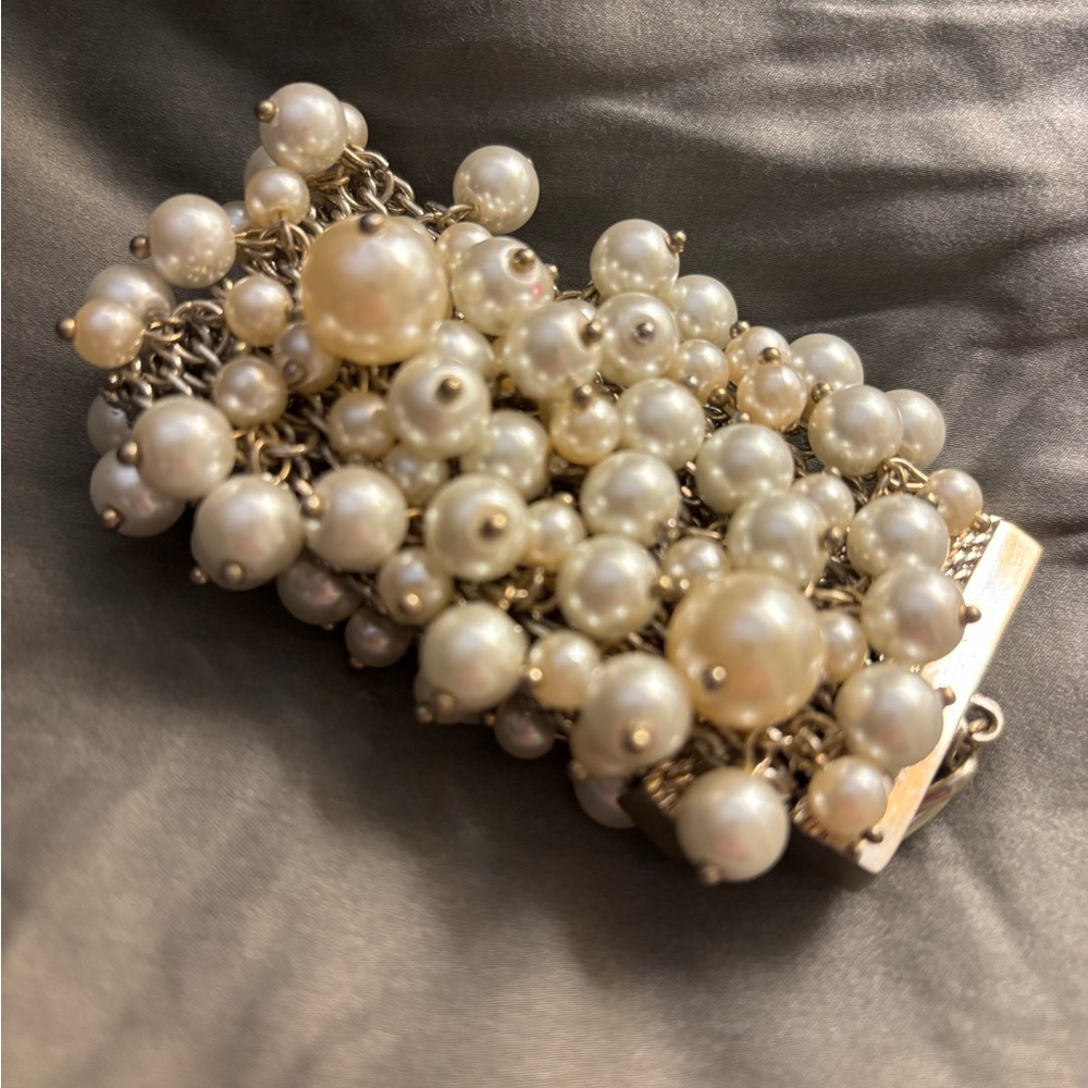 Elegant Pearl Bracelet Breakfast at Tiffany’s vibe - Picture 3 of 4